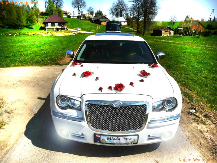 Limuzyna do ślubu Biały Chrysler 300C HEMI